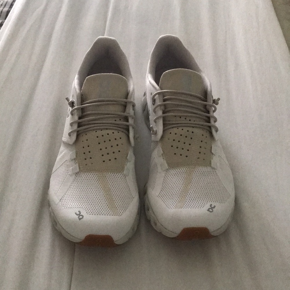 On Cloud Women’s Size 8.5 White/Sand